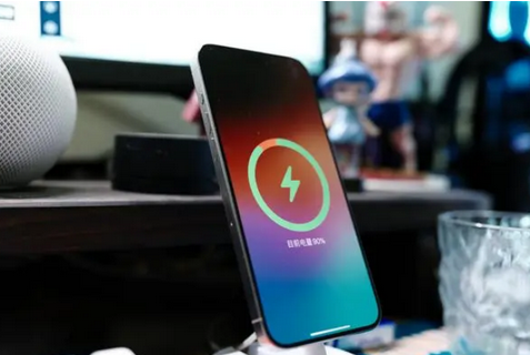 周口苹果15换屏服务分享用什么充电器给iPhone15充电更好 